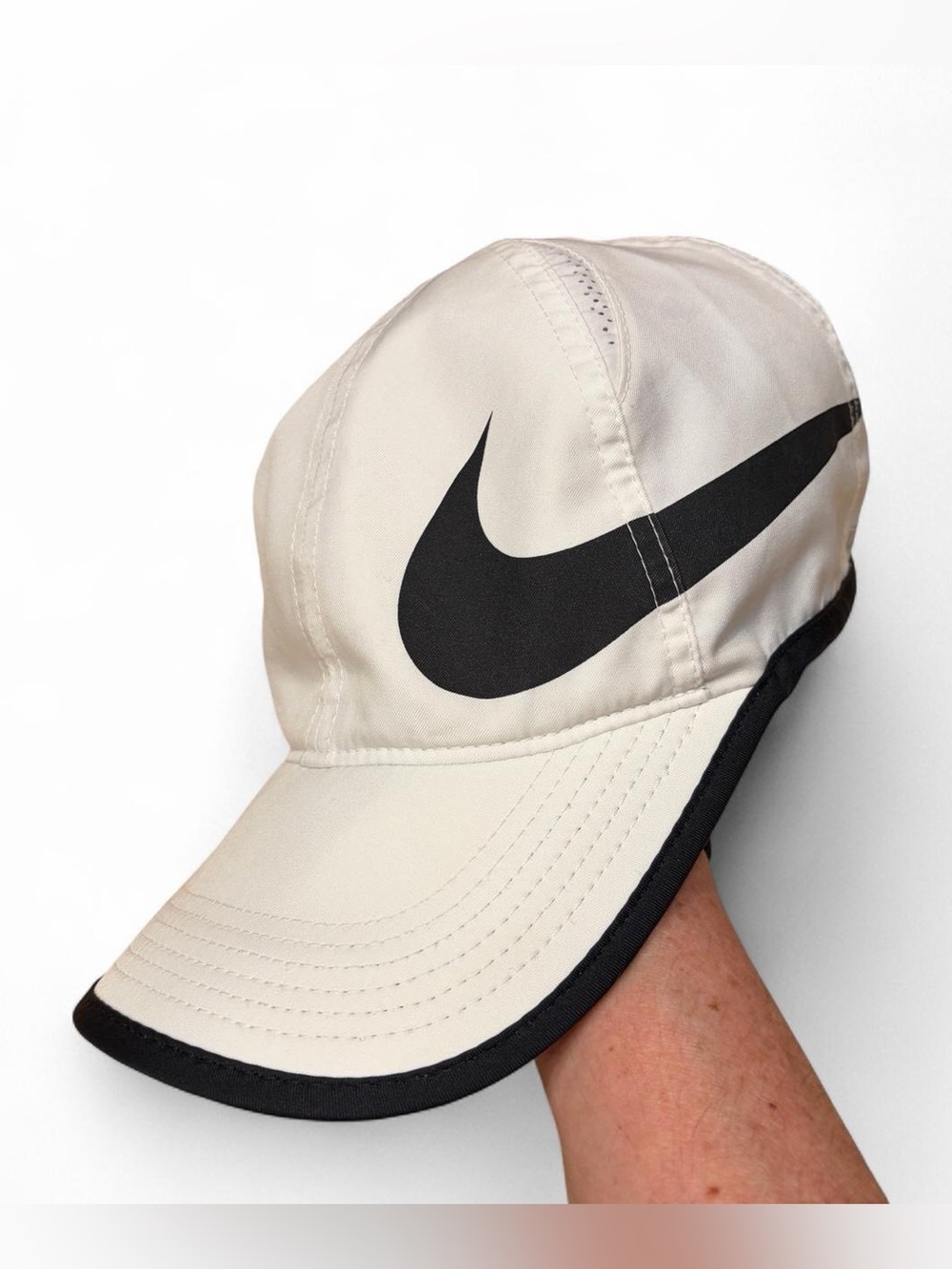 Early to mid 2010s Nike Dri-FIT Featherlight unisex white and black unisex cap